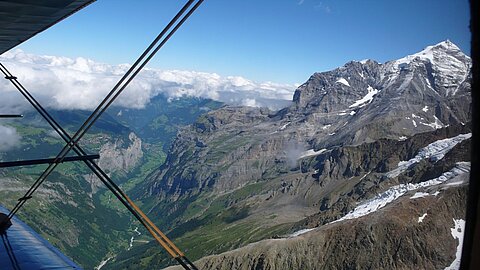 Lauterbrunnental, links das Dorf Mürren und rechts die Jungfrau.