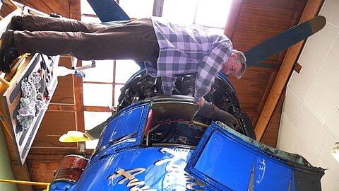 Marcel montiert die gereinigten Teile.