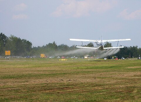Um den Wasseraustritt zu verdäutlichen schiebt die AN-2.
