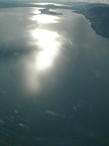 Bielersee im Gegenlicht.