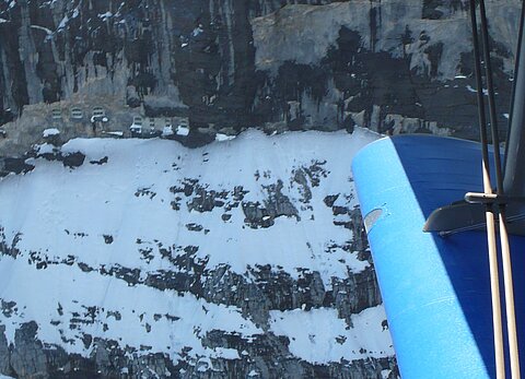 Die Fenster von der Mittelstation Jungfraubahn in der Eigernordwand.