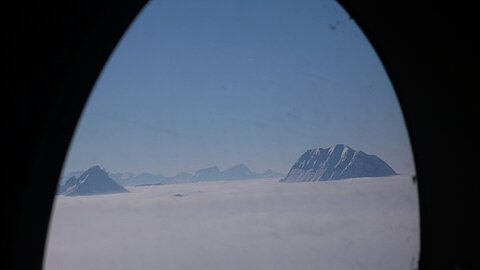Der 2002 hohe Moleson ragt aus dem Nebel.