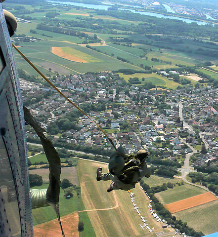 Auf 500 Meter über dem Flugplatz verlassen die Fallschirmspringer die An-2.