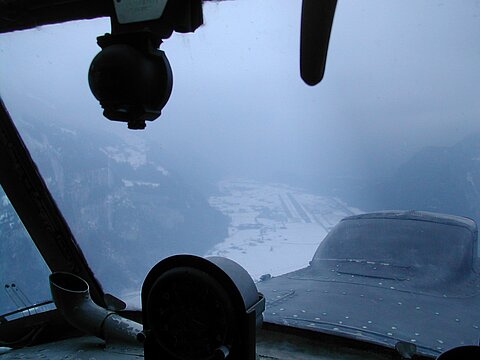 Infolge Nebel, muss in der Gegend von Meiringen unter der Nebeldecke geflogen werden.