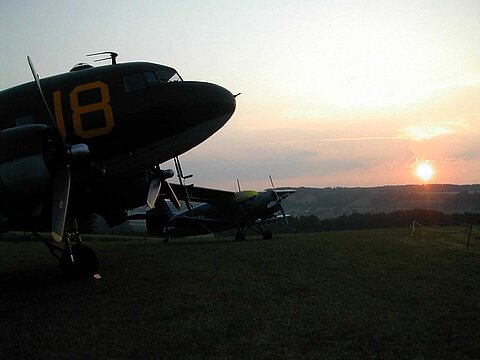 DC-3 und AN-2 in der Abendsonne.