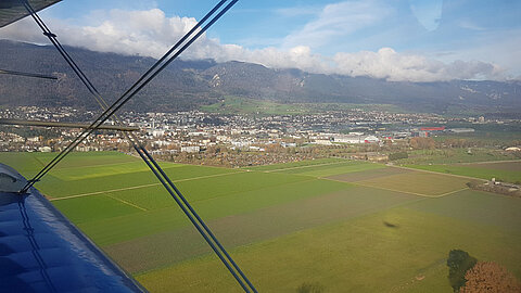 Der Schatten landet vor uns in Grenchen.