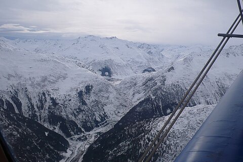 Bildmitte Andermatt und die Schöllenenschlucht.