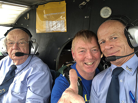Der Organisator kommt in das Cockpit und ist begeistert.