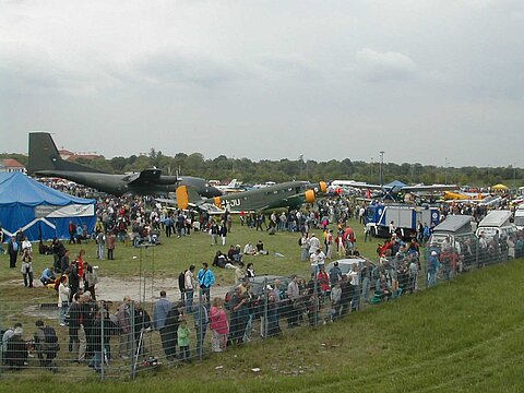 Eine grosse Anzahl an versch. Flugzeugen sind gekommen.