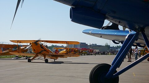 Die Flugzeuge rollen zum Start.