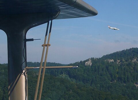 Auch schaut ein schnelles zweimotoriges Flugzeug bei uns vorbei.
