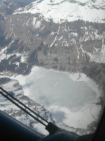 Zugefrohrener Oeschinensee.