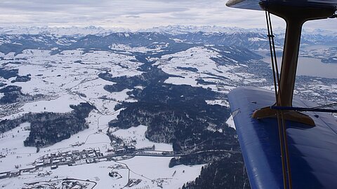 Die Schweizer Berge präsentieren sich noch freundlich.