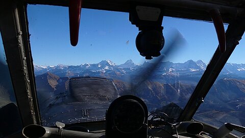 Vor uns Wetterhorn, Schreckhorn, Finsterarhorn, Eiger, Mönch und Jungfrau.