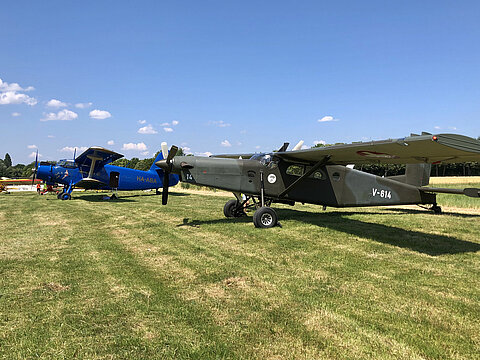 Ein Pilatus Porter der Schweizer Armee ist gekommen.