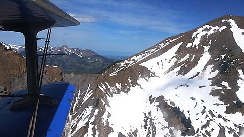 Niesen hahinter das Stockhorn.