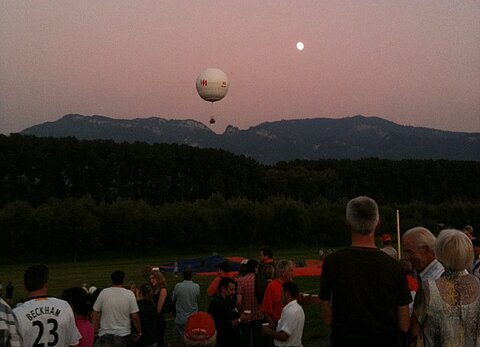 Nachtfahrt eines Gasballons.