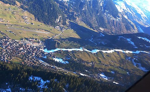 Links die Landepiste und rechts die Skipiste von Zweisimmen.