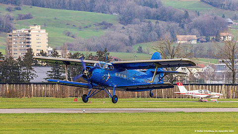 Antonov hebt von der Piste in Grenchen ab.
