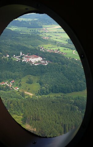 Das Kloster Bad Schussenried wird überflogen.