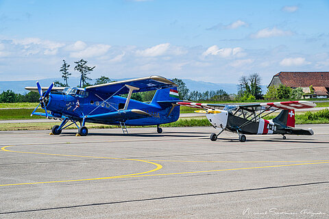 An-2 uns L-5 warten uf den Rückflug.