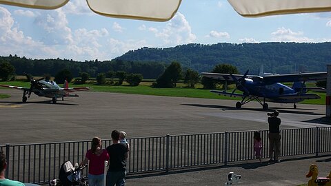 An der An-2 rollt die Morane D-3801 vorbei.