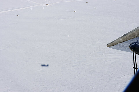 Schatten der An-2 auf der Engstligenalp.