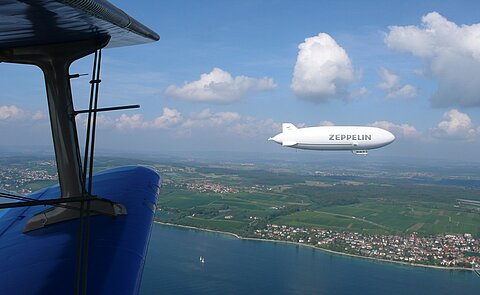 Begegnung des Zeppelin über dem Bodensee.