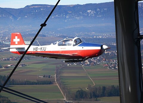 Ein Piaggio kommt in Formation.