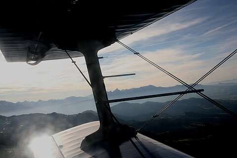 Im Gegenlicht die Stockhornkette.