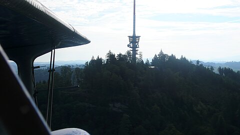 Vorbei am Sendeturm Bantiger.
