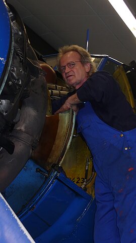 Die Arbeiten am Motor sind sehr aufwendig.