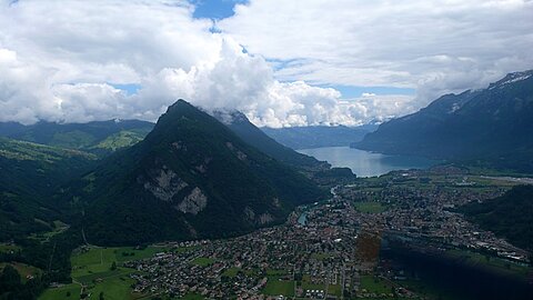Der Brienzersee und Interlaken kommt zum Vorschein.