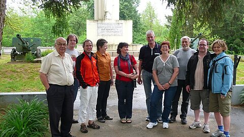 Unsere Reisegruppe vor einem 2.-Weltkrieg Denkmal.