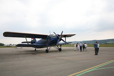 Die Passagiere begeben sich zur Antonov.
