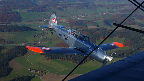 Es kommt die Pilatus P-2 in Begleitung.