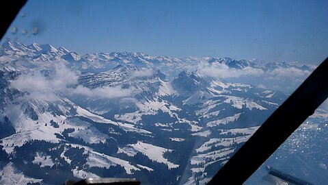 Bei schönstem Wetter geht es in Richtung Berner-Oberland.