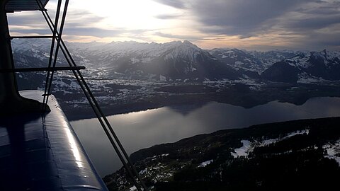Im Gegenlicht Thunersee und Niesen.