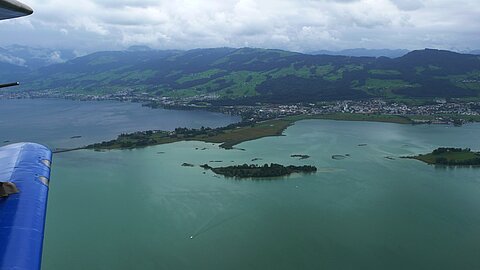 Der Seedamm mit der Insel Ufenau und Lützelau.