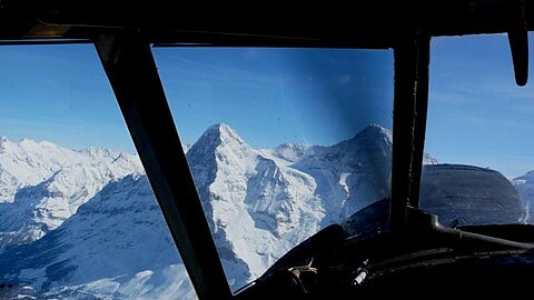 Vor uns Eiger und Mönch.