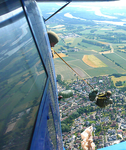 Erneut verlassen die Springer die An-2.
