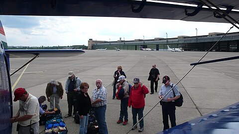 Nach einem 4,5 stündigen Flug können die Passagiere die Füsse vertreten.