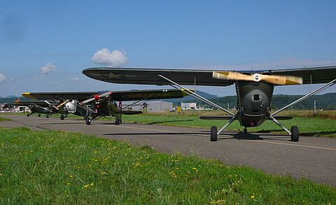 Stinson und Piper als Beobachtungsflugzeuge sind bereit für die Vorführung.