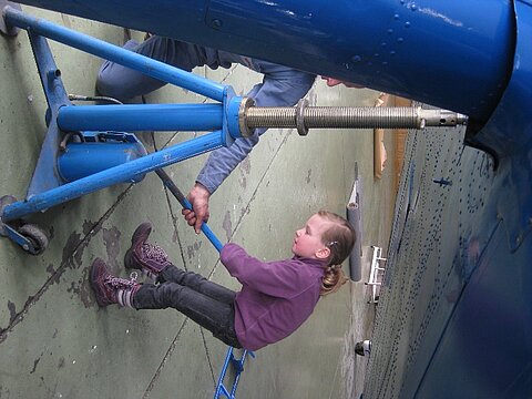 Kinderarbeit! Céline beim anheben der Antonov.