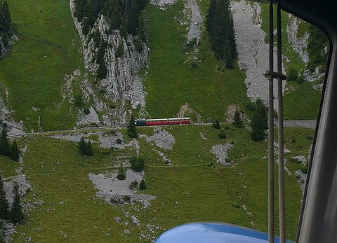 Schinigeplatten-Bahn bei der Talfahrt.
