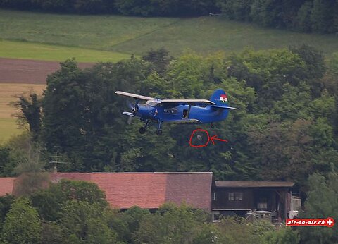 In einem tiefen überflug werden die Reissleinen abgeworfen, siehe Pfeil.