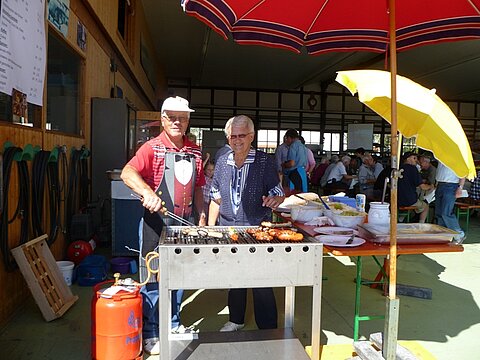Unsere Grillmeisterin und Grillmeister.