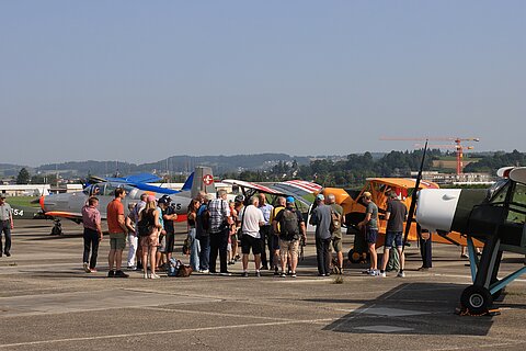 Passagiere und Piloten der gemeldeten Flugzeuge.