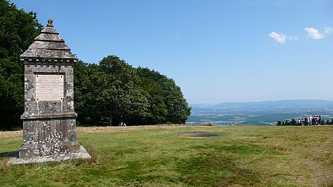 Mit den Autos geht es auf den Mont Beuvray.