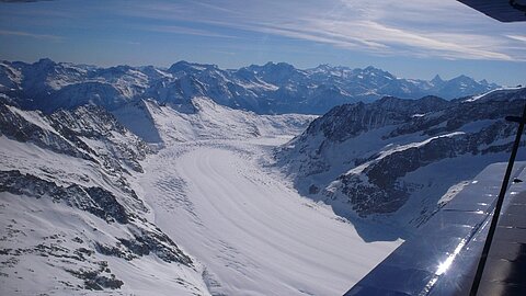 Unter uns der Aletschgletscher.